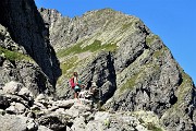 43 ...continua il sentiero in traverso in saliscendi anche su pietraie per il Lago Rotondo